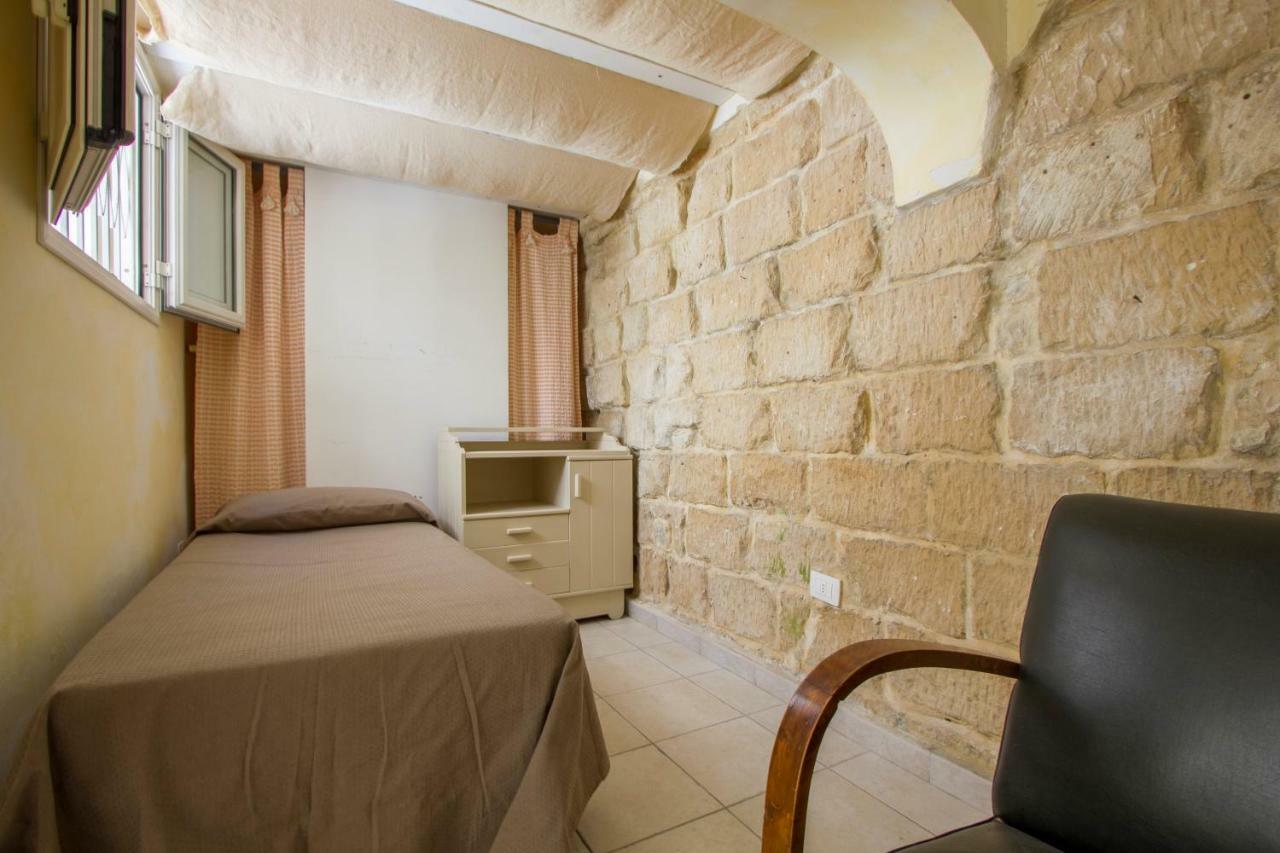 Explore The Historic City On Foot From An Old Town House Lecce Exteriér fotografie